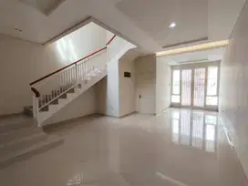 Rumah Manyar Tirtoyoso Selatan Carport 2 Mobil, Row 3 Mobil