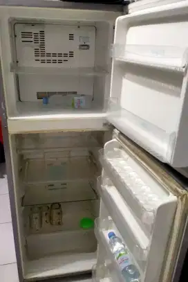 Kulkas Toshiba 2 y