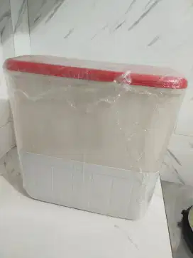 Tempat beras merk Tupperware