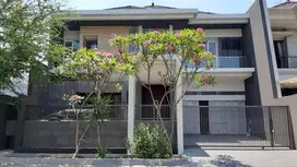 RUMAH ARAYA 2,5 LANTAI ROW 3 MOBIL, GARASI 2, CARPORT 2