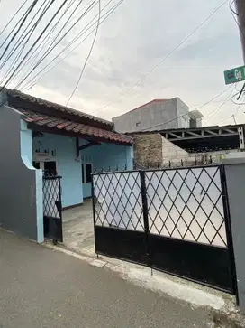 Di kontrakkan rumah dua lantai di condet jl. Pangeran jakarta timur