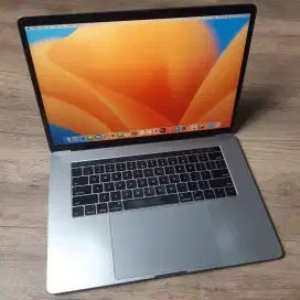 Macbook pro 2017 15 inch ram 16gb ssd 512gb core i7 dual VGA