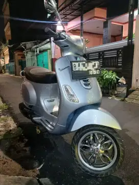 Vespa matic LX 125 , warna grey 2023