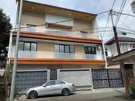 DI jual rumah 3 lantai bangunan lux full renovasi. Jual murah!!!