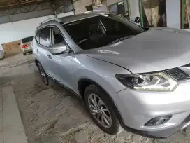 NISSAN X-TRAIL 2.5 CVT (AUTOMATIC) A/T THN 2015 WARNA SILVER