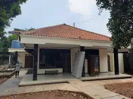Disewakan rumah 2 kamar di Tebet dengan parkir dan halaman luas.