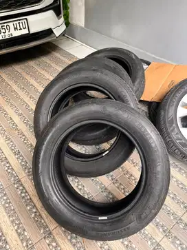 Ban Good Year Assurance 215/60/R17 Like New