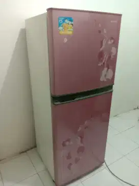 kulkas Sharp 2 pintu masih mulus