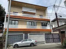DIJUAL RUMAH 3 LANTAI BANGUNAN LUX FULL RENOVASI DI CIGADUNG