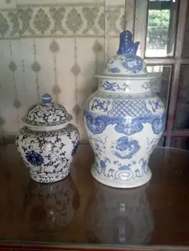 Guci pajangan biru