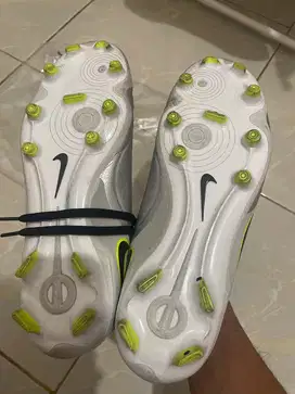 Sepatu bola tiempo legend 10 (ukuran 41)
