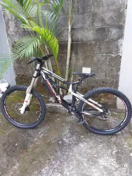 Dijual sepeda Downhill boxer shock double crown RST R One