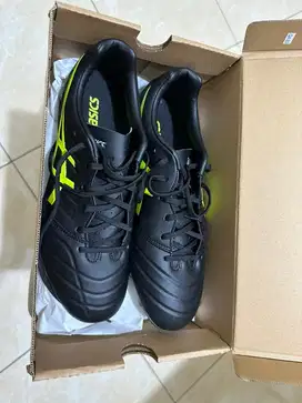 Sepatu Bola Asics Ds Light Club Wide 1130A074-002 Original 42.5