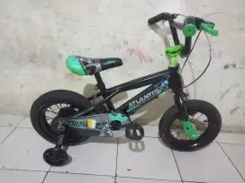 SEPEDA ANAK COWOK UKURAN 12 PLUS RODA BANTU merk ATLANTIS BAN JUMBO
