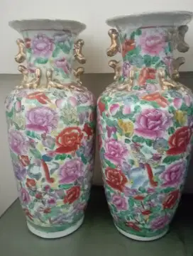 Guci motif bunga warna warni