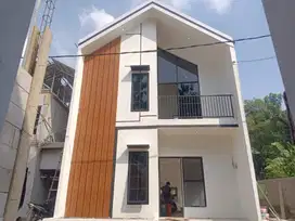 Akses masuk 2 mobil rumah 2 lantai dengan 3 kamar tidur harga murah