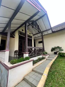 Dijual rumah yang asri dengan halaman yang luas