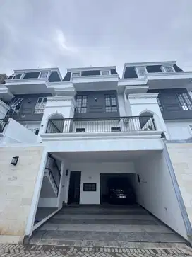 Dijual Rumah Baru Ada Private Lift Modern Minimalis di Pejaten Pasar M