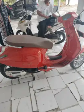 Vespa primavera orange