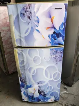 Kulkas 2 pintu sharp kondisi bagus normal dingin beku siap pakai
