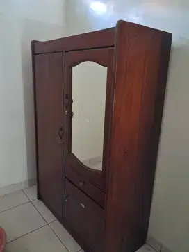 Lemari pakaian kayu