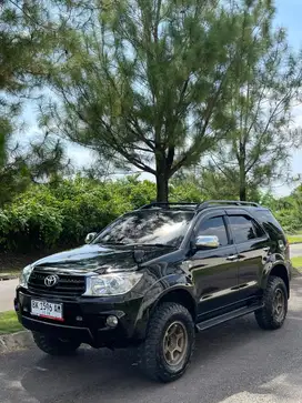 Toyota Fortuner 4x4 2.7 V Bensin AT
