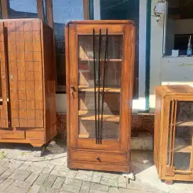 Lemari display
jati tua era 1960an
Dimensi P77cm T176cm L41cm