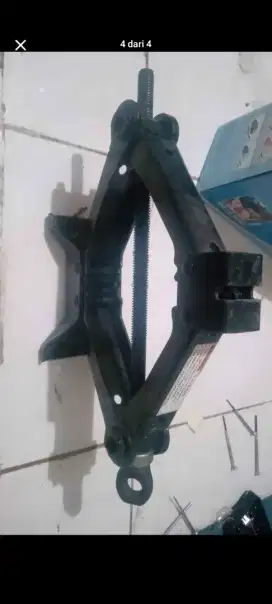 Dongkrak mobil jembatan