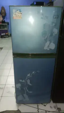 Dijual kulkas murah merek Sharp 2pintu body mulus siap pakai nominus