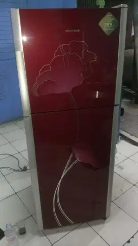 Dijual kulkas Polytron 2pintu body elegan siap pakai nego tipis