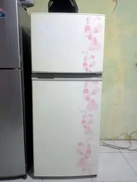Di jual kulkas Sharp 2 pintu masih orisinil pabrik