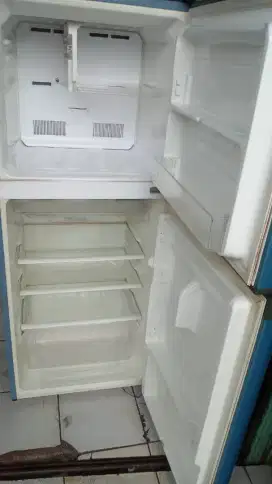 Dijual Kulkas Sharp 2pintu Harga Murah siap pakai body halus nego