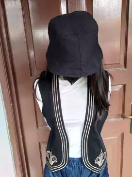 Rompi hitam dengan variasi motif gold