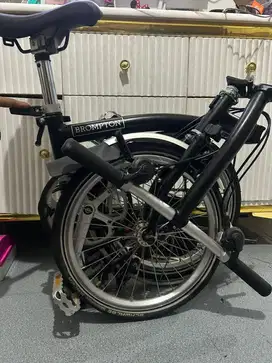 Sepeda lipat BROMPTON BLACK