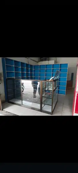 Etalase toko sembako Madura