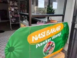 Booth jualan etalase kaca dan meja panjang