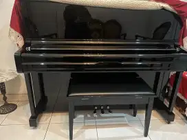 Piano Yamaha U1J, tutup hydrolik