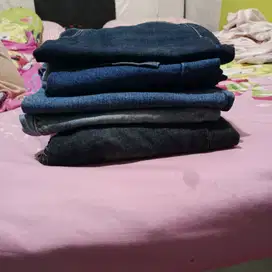2 jeans size 30, dan 3 rok