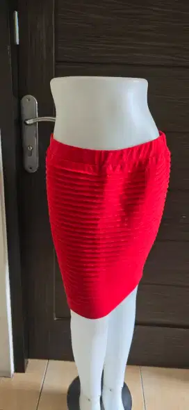 rok merah kain garis pl