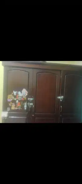Dijual lemari jati 3 pintu kondisi masih bagus