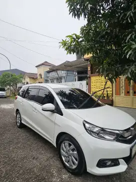 Honda Mobilio warna putih