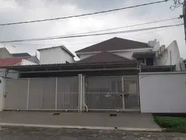 Jual rumah bagus dan luas siap huni di manyar tirtomoyo