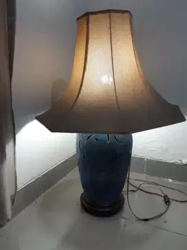 Lampu duduk guci
