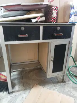 Meja dan kursi satu set