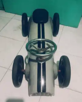 Vilac Vintage Ride-On Car
Mainan mobil tunggang