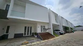 RUMAH MEWAH 2 LANTAI LUAS  di TENGH KOTA BEKASII