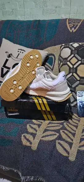 Sepatu adidas SL 72 RTN