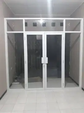Kusen alumunium /kusen kaca dan daun pintu penyekat ruko