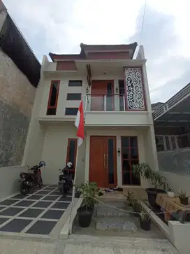 RUMAH 2 LANTAI DI COLOMADU DEKAT BANDARA DAN DE TJOLOMADOE
