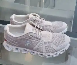 Sepatu On Cloud 5 Pearl white